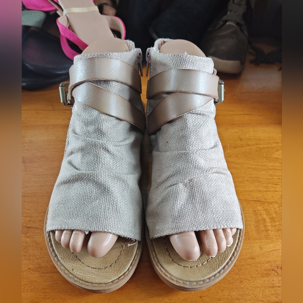 Blowfish Malibu fabric Cream Gladiator Sandals Women's Size…6.5